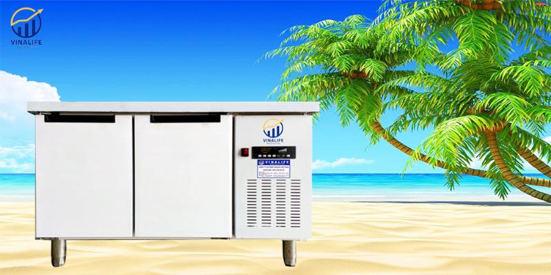 Hình ảnh các hộp nhỏ hoặc khay trữ đông có chứa cháo yến mạch đã nấu sẵn cho bé, được dán nhãn ngày tháng, đặt gọn gàng trong ngăn mát tủ lạnh